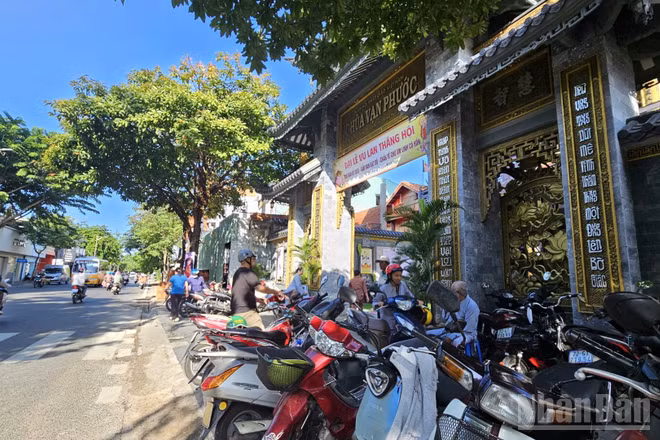 Cổng chùa Vạn Phường, đường Ba Cu, phường Vũng Tàu sáng 27/8, không còn cảnh bán chim phóng sinh như mọi năm. (Ảnh: LÊ ĐÌNH THÌN)