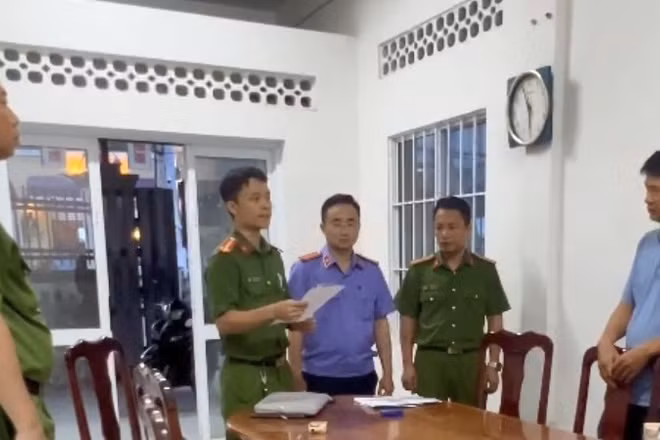 Nguyễn Văn Lời (bìa phải) nghe đọc các lệnh liên quan đến mình. 