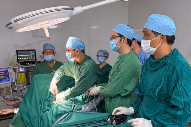 Ê-kíp bác sĩ thực hiện phẫu thuật nội soi cho nữ bệnh nhân 32 tuổi, tại Trung tâm Y tế khu vực Hồ Tràm, Thành phố Hồ Chí Minh (Ảnh: Trung tâm Y tế khu vực Hồ Tràm cung cấp)