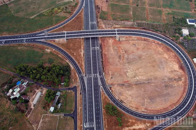 Cao tốc Biên Hòa-Vũng Tàu đoạn qua Thành phố Hồ Chí Minh (dự án thành phần 3, dài khoảng 19,5km) đã xong, chờ dự án thành phần 1 và 2 (qua Đồng Nai) để thông xe toàn tuyến.