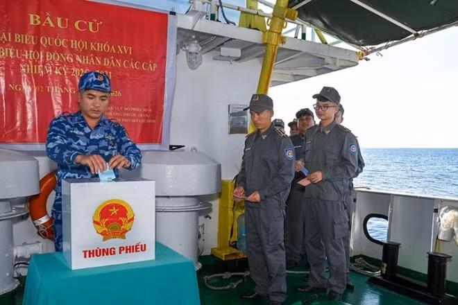 Cán bộ, nhân viên tàu KN 205 bỏ phiếu trên biển. 