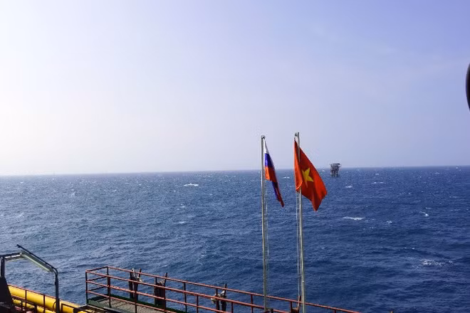 Cờ Việt Nam, Liên bang Nga trên giàn dầu khí ngoài khơi Vũng Tàu của Vietsovpetro. 
