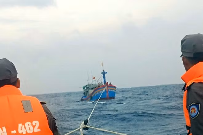 Tàu KN 462 đang lai kéo tàu cá bị hỏng máy chính về đảo Đá Tây để sửa chữa.