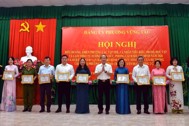 Đồng chí Võ Văn Dũng, Ủy viên Ban Thường vụ Thành ủy Thành phố Hồ Chí Minh, Bí thư Đảng ủy phường Vũng Tàu tặng giấy khen cho tập thể và cá nhân tiêu biểu trong học tập và làm theo Bác Hồ năm 2026. 