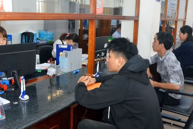 Người dân đến làm thủ tục hành chính tại Trung tâm phục vụ hành chính công phường Vũng Tàu.