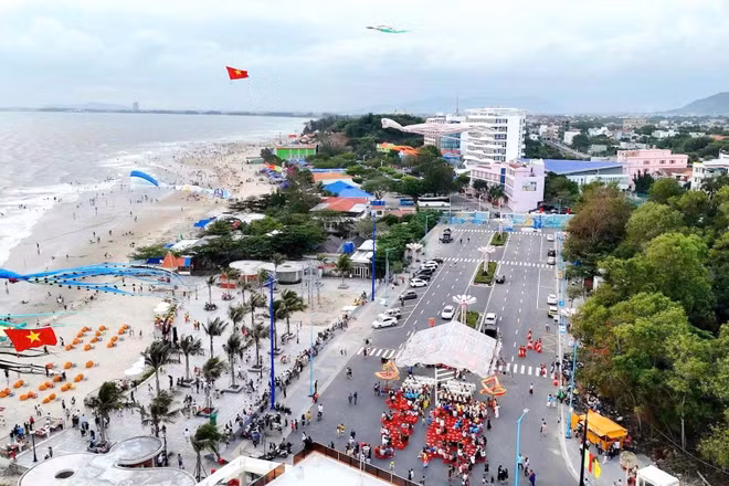 Bãi biển Dinh Cô, Long Hải. (Ảnh: Lê Đình Thìn) 