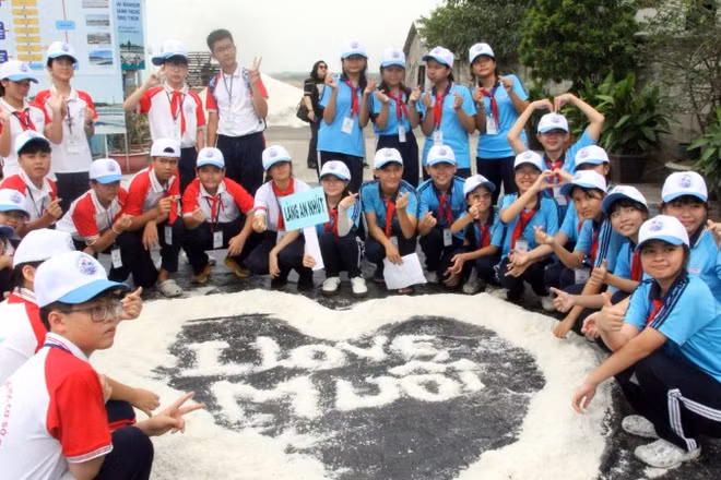 Học sinh đắp hình và viết chữ bằng muối. 