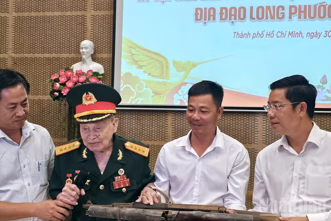 Đại tá Nguyễn Văn Tàu - Anh hùng lực lượng vũ trang nhân dân tặng kỷ vật kháng chiến cho bảo tàng. (Ảnh: LÊ ĐÌNH THÌN)