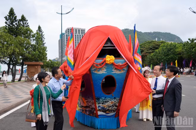 Lãnh đạo phường Vũng Tàu thực hiện nghi thức rước linh vị Cá Ông từ Bãi Trước về Đình thần Thắng Tam. (Ảnh: Lê Đình Thìn)