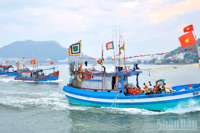 Đoàn ghe rước linh vị Cá Ông Nam Hải đi từ Bãi Trước ra Bãi Sau. (Ảnh: LÊ ĐÌNH THÌN)