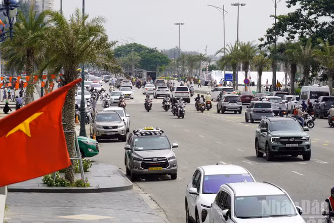 Đường Thùy Vân, đoạn qua tháp Tam Thắng luôn có đông xe cộ và du khách. (Ảnh: LÊ ĐÌNH THÌN)