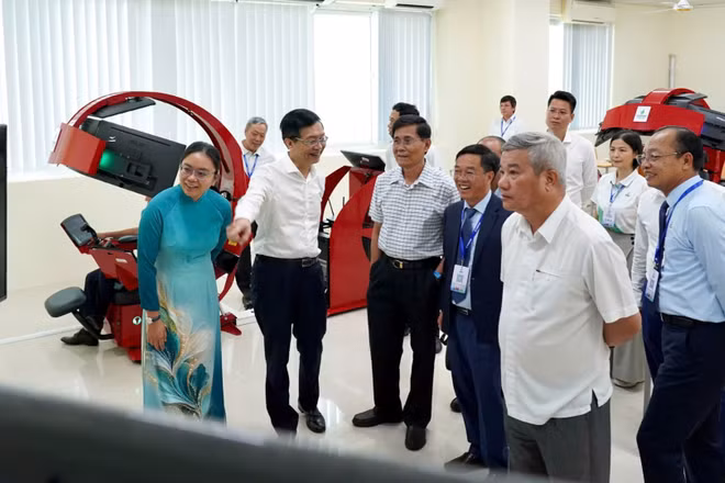 Ban Tổ chức và Ban Giám khảo tại cuộc thi. (Ảnh: Lê Đình Thìn).