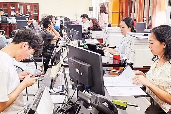 Tiếp nhận, làm thủ tục cho công dân ở Trung tâm Phục vụ hành chính công tỉnh Thanh Hóa (Ảnh ML)