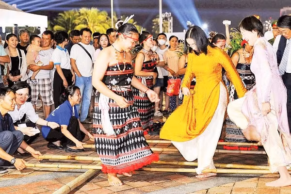 Lãnh đạo thành phố cùng Tổng lãnh sự Nhật Bản tại thành phố Đà Nẵng Mori Takero và Phu nhân trải nghiệm văn hóa tại Lễ hội Việt Nam-Nhật Bản thành phố Đà Nẵng năm 2025.