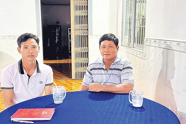 Em Trương Minh Cầm, xã Mỹ An Hưng, tỉnh Đồng Tháp và cha tại nhà.