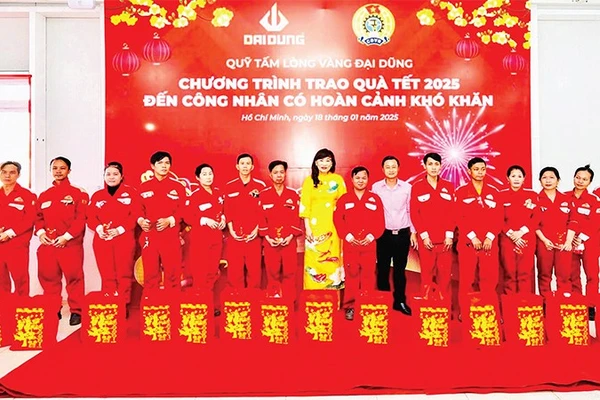 Công ty Cơ khí-Xây dựng-Thương mại Đại Dũng trao quà Tết tặng người lao động hoàn cảnh khó khăn.