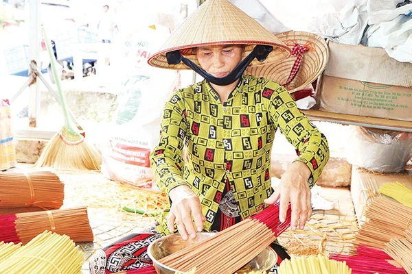 Làng nghề se nhang Bình Đức tất bật cuối năm.