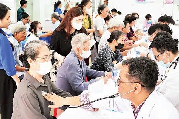 Bác sĩ Bệnh viện Thống Nhất khám bệnh miễn phí cho người cao tuổi ở phường Phú Thạnh, Thành phố Hồ Chí Minh.