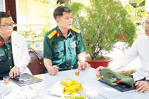 Lãnh đạo Sở Y tế tỉnh An Giang lắng nghe những khó khăn của các y, bác sĩ của Bệnh xá quân-dân y Thổ Châu.