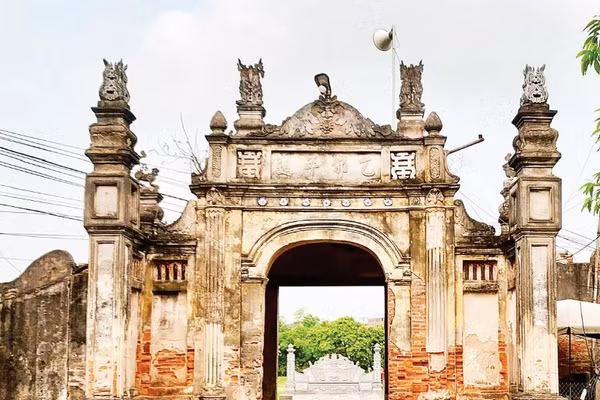 Cổng làng Nôm.