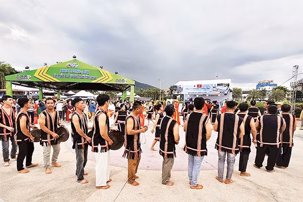 Không gian văn hóa cồng chiêng thu hút đông đảo du khách thưởng thức và trải nghiệm.