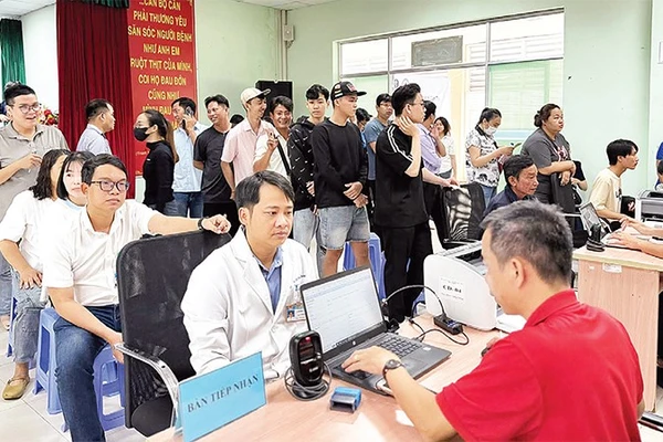 Người dân Cần Thơ hiến máu tình nguyện dịp cuối năm.