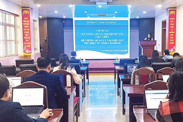 Các học viên trao đổi, xử lý những vướng mắc trong thực hiện nhiệm vụ.