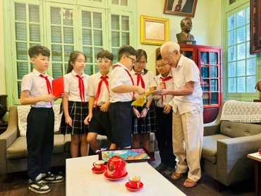 GS, TSKH Hồ Ngọc Đại - người sáng lập Trường Thực nghiệm với thế hệ học sinh hôm nay. (Ảnh Lan Anh)