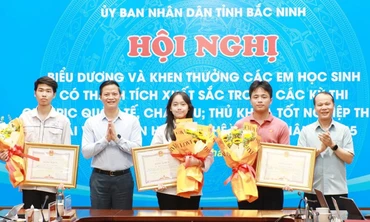Lãnh đạo tỉnh Bắc Ninh trao bằng khen cho các cá nhân có thành tích học tập xuất sắc.
