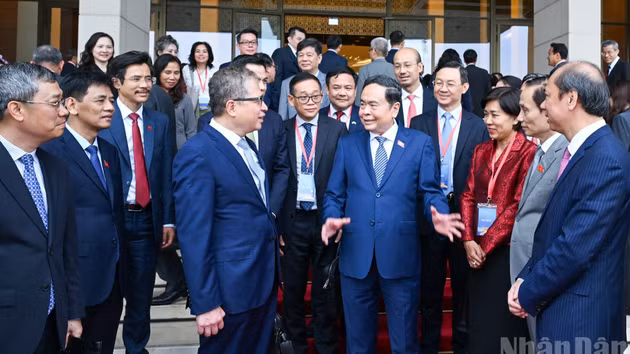 Chủ tịch Quốc hội Trần Thanh Mẫn với lãnh đạo Bộ Ngoại giao, các đại sứ, trưởng cơ quan đại diện ngoại giao Việt Nam ở nước ngoài. (Ảnh: DUY LINH)