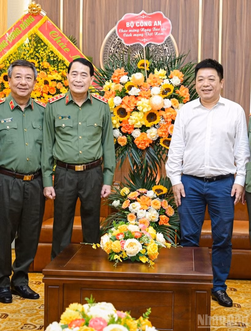 Đồng chí Quế Đình Nguyên, Phó Bí thư Đảng ủy, Phó Tổng Biên tập Báo Nhân Dân tiếp đoàn công tác của Bộ Công an do Thượng tướng Lê Quốc Hùng, Ủy viên Trung ương Đảng, Phó Bí thư Đảng ủy Công an Trung ương, Thứ trưởng Công an làm Trưởng đoàn. (Ảnh: BẢO LONG)