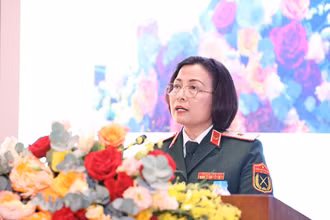 Thiếu tướng, Phó Giáo sư, Tiến sĩ Nguyễn Hoàng Ngọc, Bí thư Đảng ủy, Phó Giám đốc Bệnh viện Trung ương Quân đội 108 phát biểu tại lễ kỷ niệm.