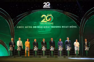 Các đại biểu thực hiện nghi thức chúc mừng 20 năm khai trương hoạt động của HNX.