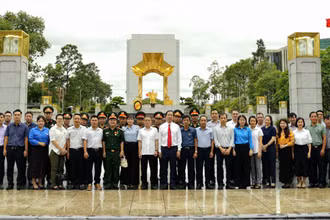 Các đồng chí đại diện lãnh đạo Đảng ủy Ủy ban nhân dân thành phố và đại biểu Công ty chụp ảnh lưu niệm trước Đài tưởng niệm các Anh hùng liệt sĩ trên đường Bắc Sơn. 