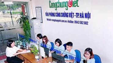 Người dân làm thủ tục công chứng tại Văn phòng Công chứng Việt, thành phố Hà Nội. (Ảnh: THU HẰNG).