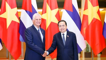 Chủ tịch Quốc hội Trần Thanh Mẫn đón Bí thư Thứ nhất Ban Chấp hành Trung ương Đảng Cộng sản Cuba, Chủ tịch nước Cộng hòa Cuba Miguel Díaz-Canel Bermúdez. (Ảnh: DOÃN TẤN/TTXVN)