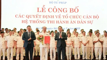 Bộ trưởng Tư pháp Nguyễn Hải Ninh trao các quyết định về công tác tổ chức cán bộ hệ thống thi hành án dân sự. (Ảnh: TH)