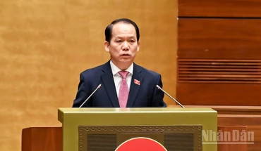 Ủy viên Ủy ban dự thảo sửa đổi, bổ sung một số điều của Hiến pháp năm 2013, Chủ nhiệm Ủy ban Pháp luật và Tư pháp của Quốc hội Hoàng Thanh Tùng trình bày báo cáo. (Ảnh: DUY LINH)