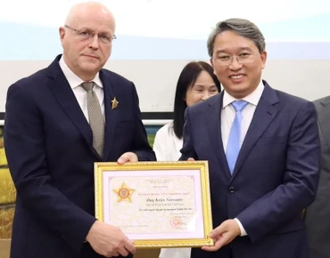 Trao Kỷ niệm chương “Vì sự nghiệp tư pháp” cho Đại sứ Phần Lan tại Việt Nam. (Ảnh: TH)