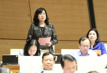 Bộ trưởng Y tế Đào Hồng Lan giải trình, làm rõ một số ý kiến đại biểu Quốc hội quan tâm. (Ảnh: DUY LINH)