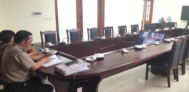 Chấp hành viên Cục Thi hành án dân sự thành phố Hải Phòng làm việc với các bên liên quan để thi hành án theo phương thức trực tuyến. (Ảnh: THU HẰNG)