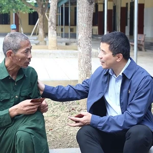 Phó Bí thư Thường trực Tỉnh ủy Thanh Hóa Nguyễn Hồng Phong hỏi thăm sức khỏe, đời sống người có công tại Trung tâm nuôi dưỡng, điều dưỡng người có công Thanh Hóa nhân dịp Tết Bính Ngọ. (Ảnh MAI LUẬN)