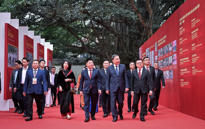 Tổng Bí thư Tô Lâm và các đồng chí lãnh đạo Đảng, Nhà nước tham quan trưng bày Báo Nhân Dân 75 năm đồng hành cùng đất nước. (Ảnh Thành Đạt) 