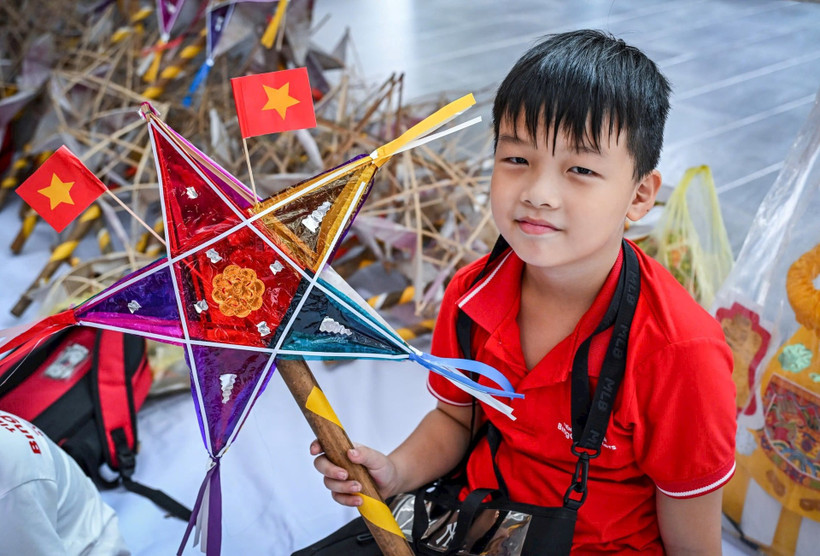 Các em tự tay làm đèn ông sao... 