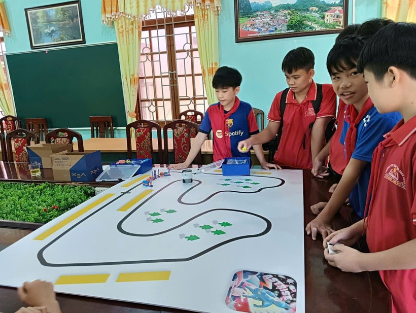 Sau khi được học STEM, mỗi giờ thực hành luôn tràn đầy niềm vui với các em học sinh Trường Phổ thông Dân tộc bán trú Tri Lễ. (Ảnh HOÀNG HẬU) 