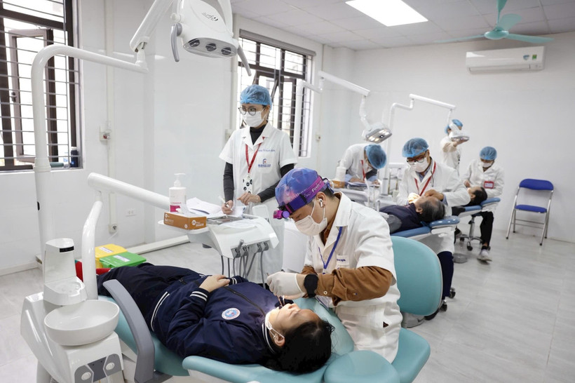 Khám sức khỏe cho người dân tại Phòng khám đa khoa Đại học Y Hà Nội đặt tại Trạm Y tế phường Vĩnh Hưng. (Ảnh Như Ý)