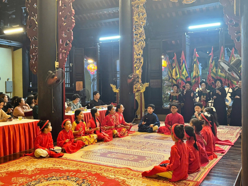 Các em học sinh trong CLB Ca trù An Biên biểu diễn tại đình An Biên.