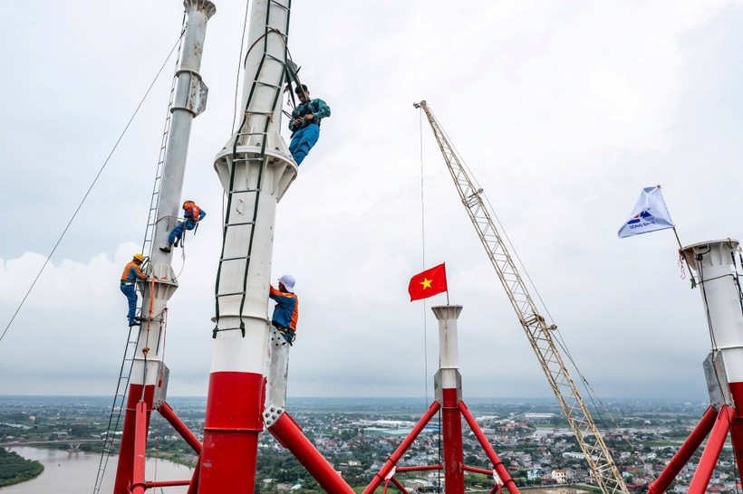 Công trường thi công cột 214 vượt sông Luộc (Thái Bình cũ) thuộc tuyến đường dây 500 kV mạch 3. Ảnh Thành Đạt