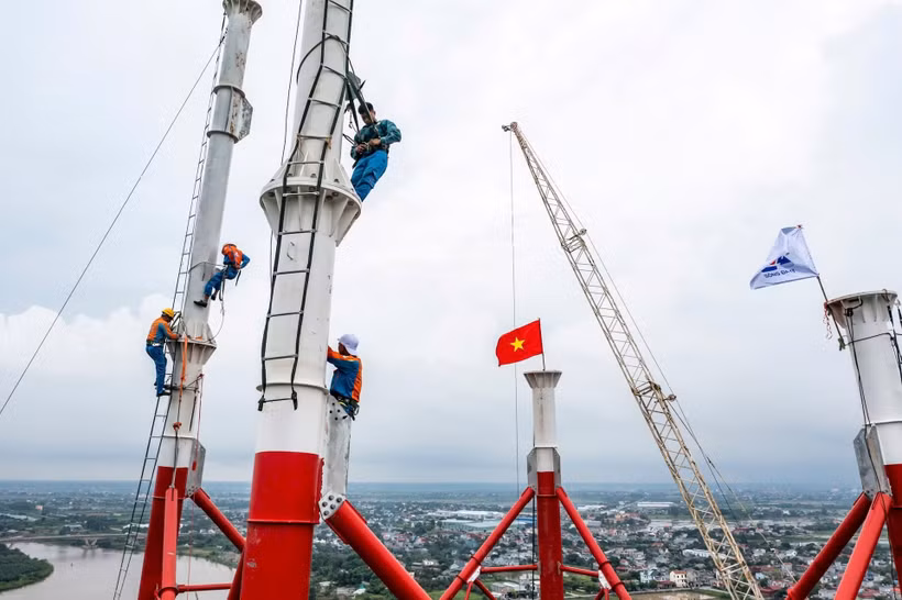 Công trường thi công cột 214 vượt sông Luộc (Thái Bình cũ) thuộc tuyến đường dây 500 kV mạch 3. Ảnh Thành Đạt 