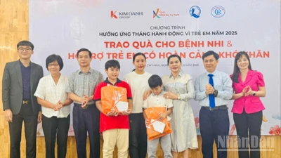Tại chương trình, Quỹ Khởi sự từ tâm đã trao tặng các phần quà, hỗ trợ dành cho con em của các gia đình có người thân hiến tạng, mỗi suất trị giá 6 triệu đồng.